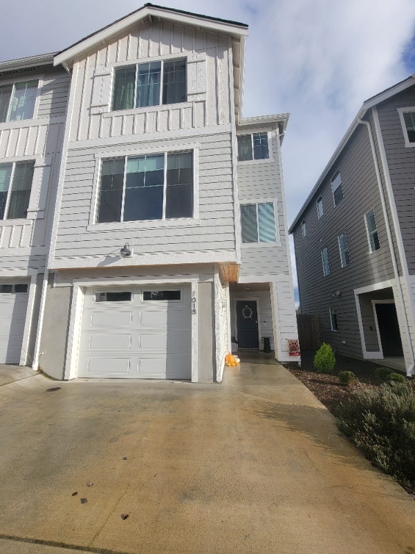 Building Photo - 1018 NW Highgarden Dr