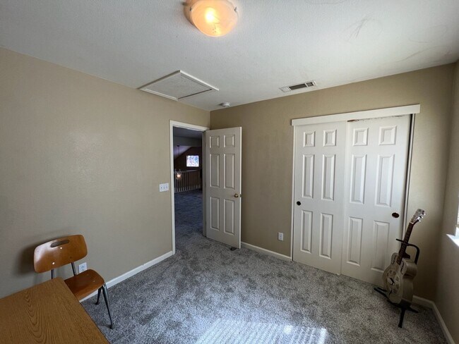 Building Photo - 3 bedroom + a loft in desirable Manteca!