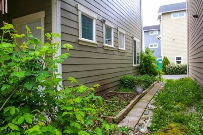 Building Photo - Spacious and Modern 4-Bedroom Home in Everett