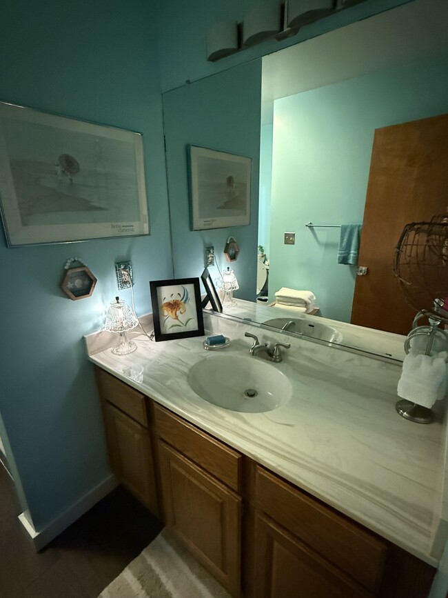 Building Photo - 4212 Lakeview Pkwy