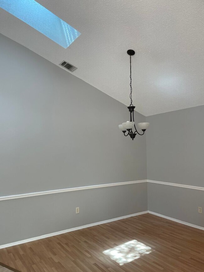 Building Photo - 3000 Weymouth Ct