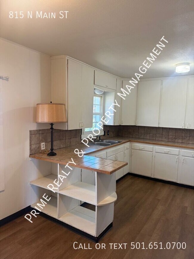 Building Photo - 815 N Main St