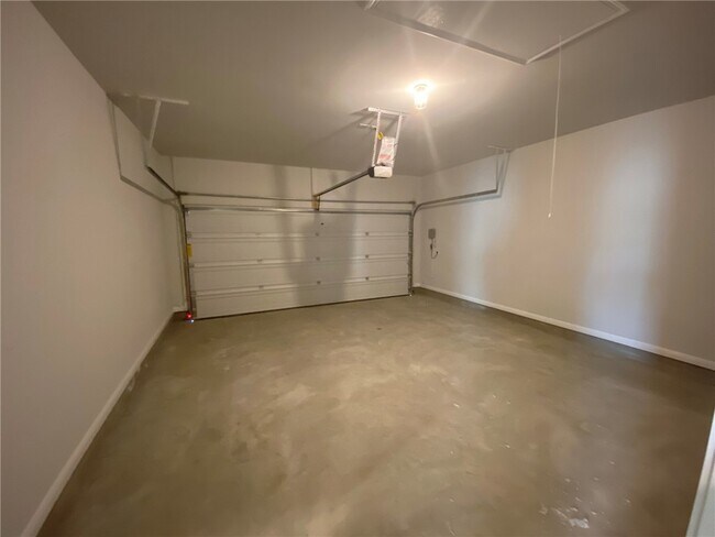 Building Photo - 384 Gaida Loop