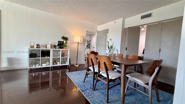 Building Photo - 3701 N Country Club Dr