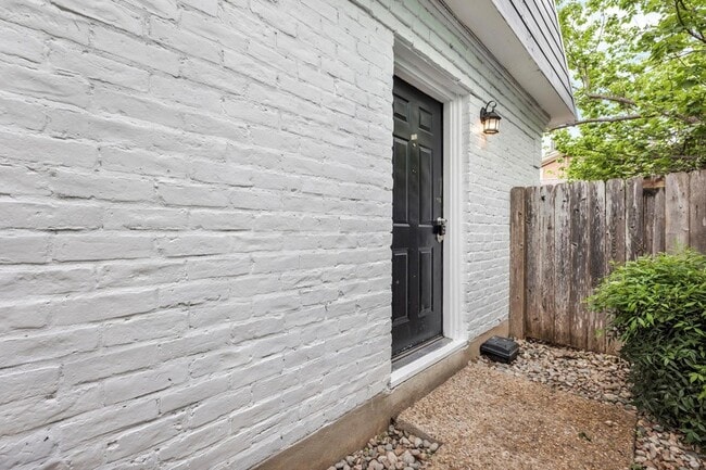 Building Photo - 2808 Skyway Cir