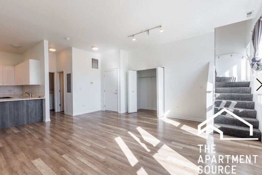 Building Photo - 2700 W North Ave