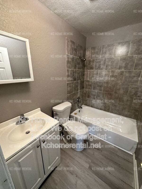 Building Photo - 4221 E 60 Terrace