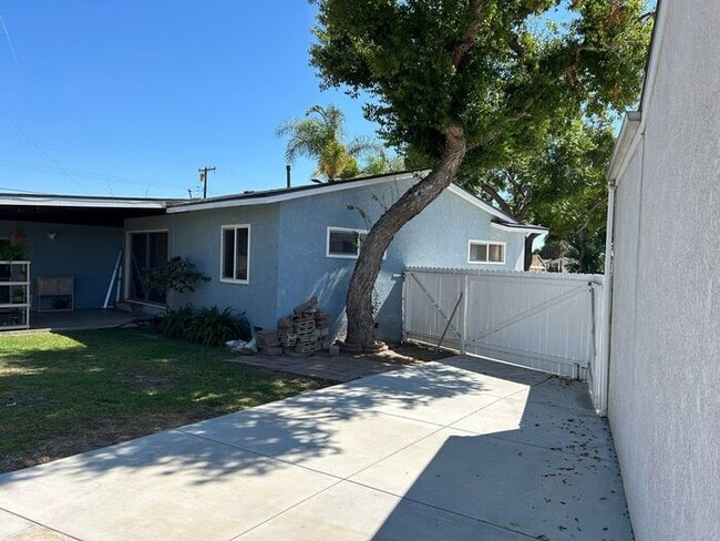 Building Photo - GREAT 3BD HOUSE WITH INCREDIBLE OUTDOOR SP...