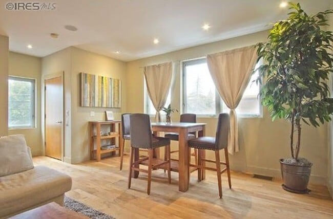 Building Photo - Elegant Contemporary Town Home with 2 bedrooms/4 baths with Private Elevator Coming Available Soon!