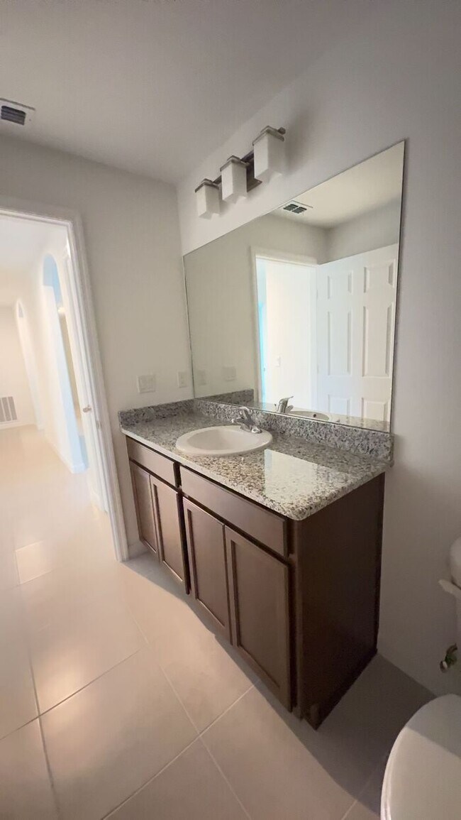 Building Photo - new 4BR duplex