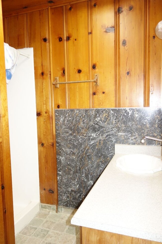 Building Photo - ? Charming Country Home Available November! ?
