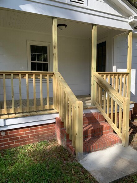 Building Photo - 114 Ellinor St