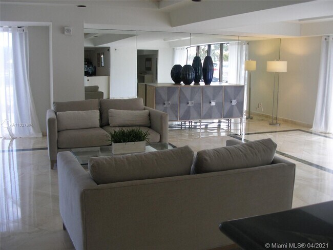 Building Photo - 2625 Collins Ave