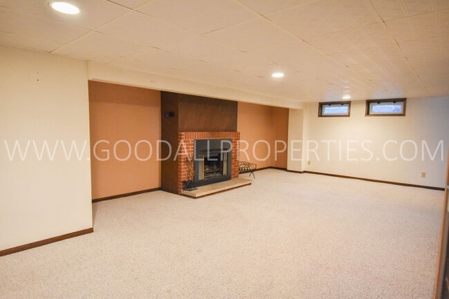Building Photo - Charming 3 Bedroom, 2.5 Bath Ranch Style H...