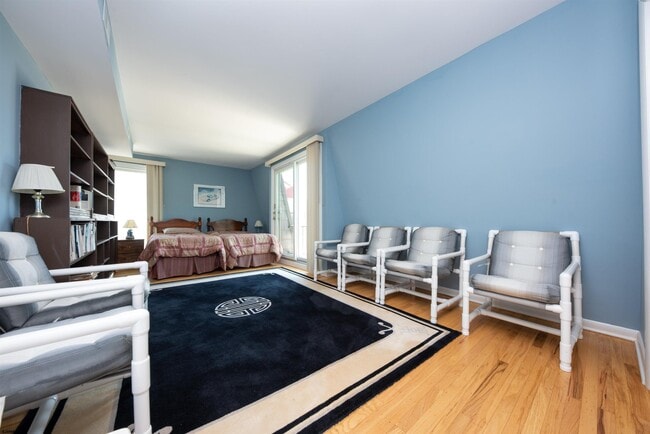 Building Photo - 3201 Bayland Dr