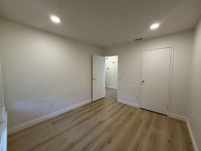Building Photo - 265 W Campus View Dr