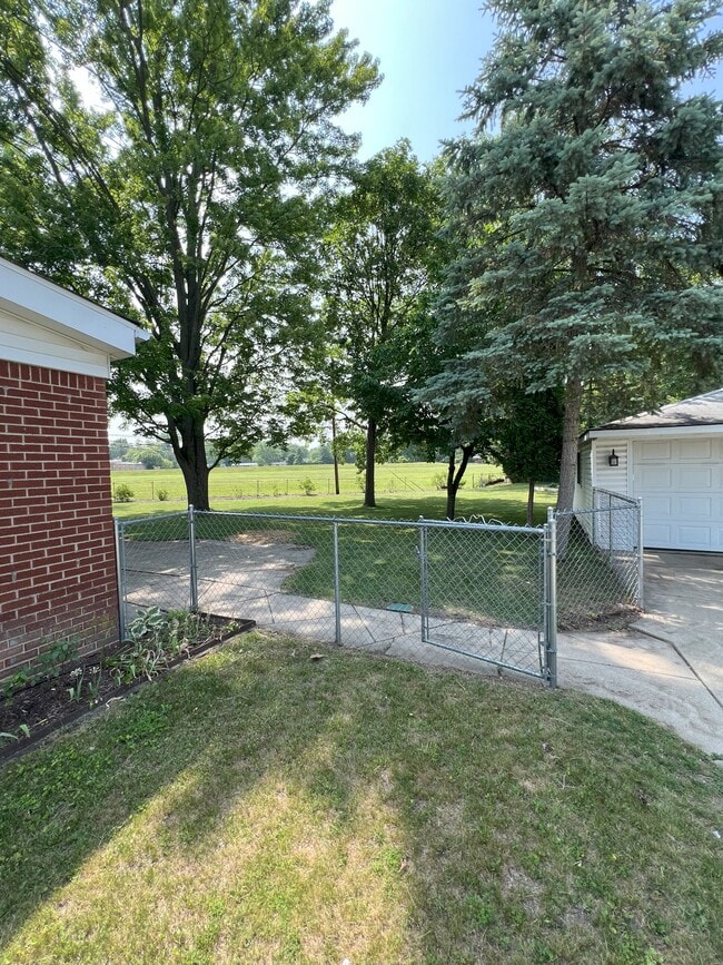Building Photo - 17639 Dolores St
