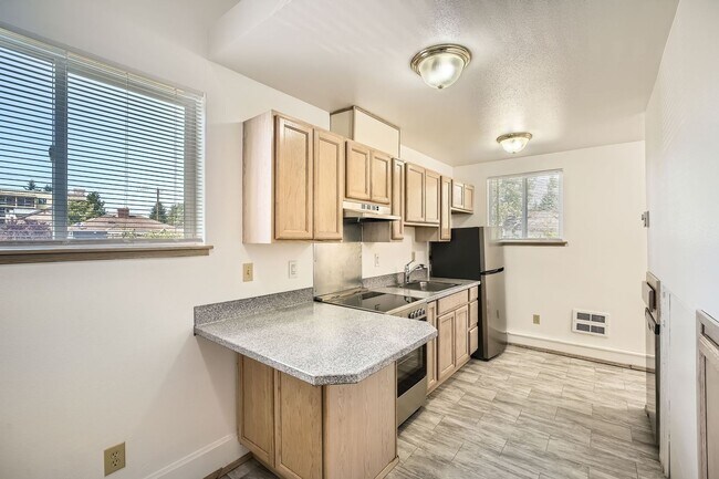 Primary Photo - Shorewood Place 1031