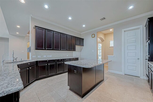 Building Photo - 25719 Oakwood Knoll Dr