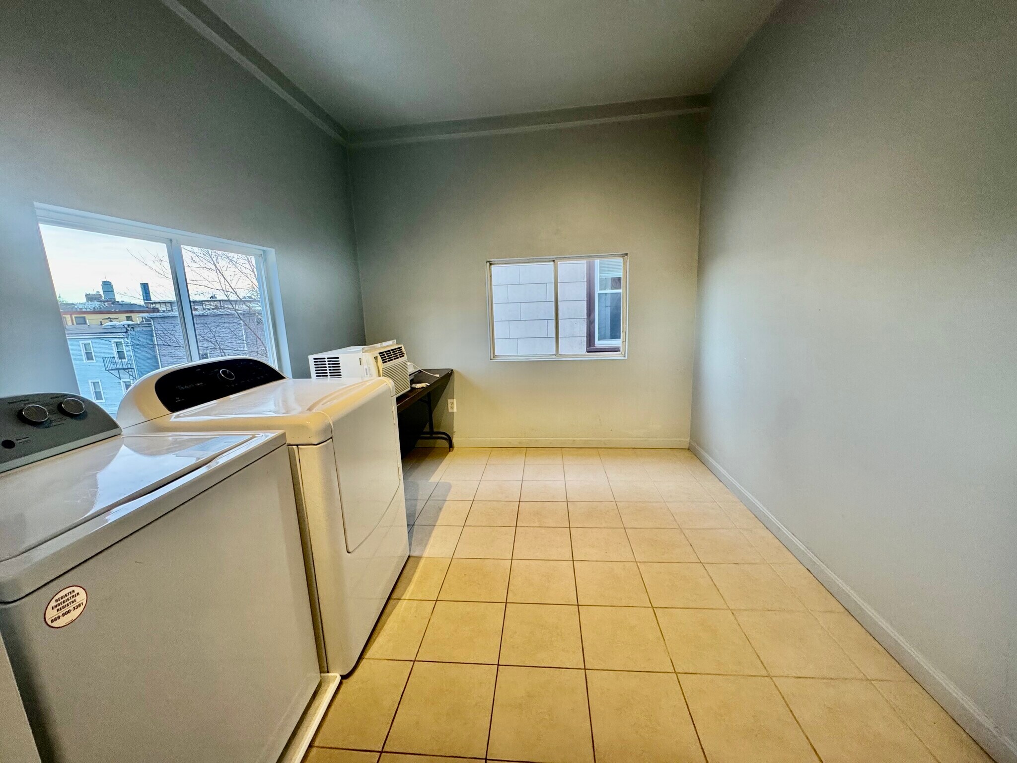 Building Photo - 372 Prospect St