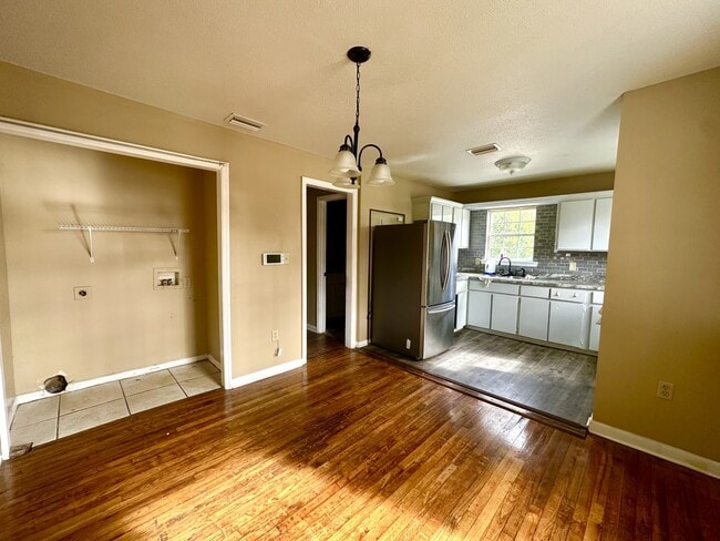 Building Photo - 606 E Adair St