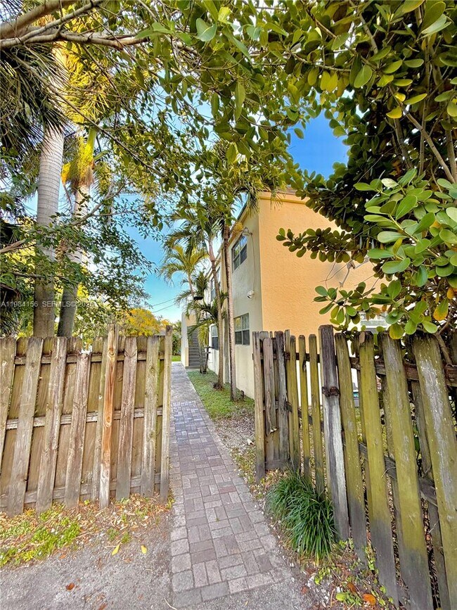 Building Photo - 1477 SW 24th Ct