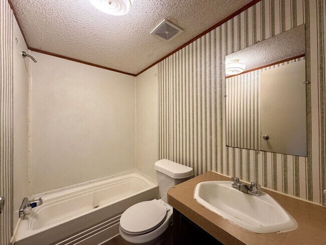 Building Photo - 3/2 Split Floor Plan!