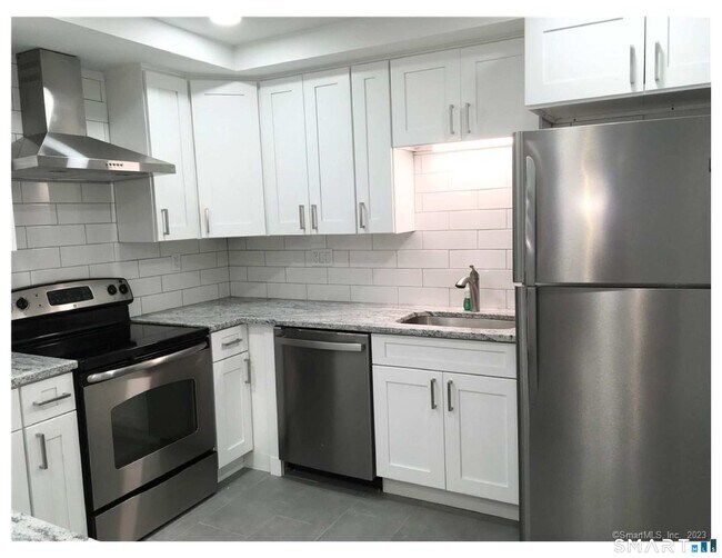 Building Photo - 3 Woods Hollow Ct