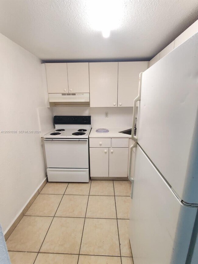 Building Photo - 666 W 81st St