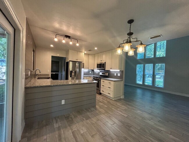 Building Photo - Dream home awaits: stunningly updated 3 be...