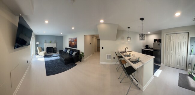 Building Photo - 1 Lakinhurst Ln