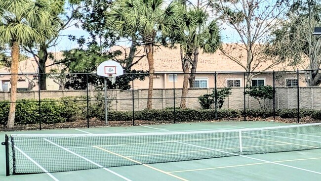 Building Photo - Seasonal/short term/annual  3/3 spacious townhouse with water view off University PKWY