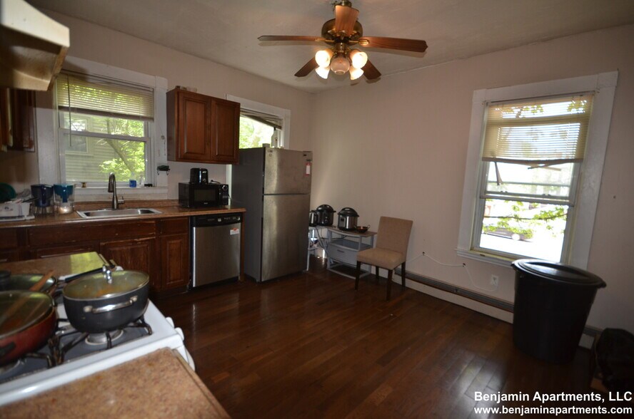 Building Photo - 77 Walnut St