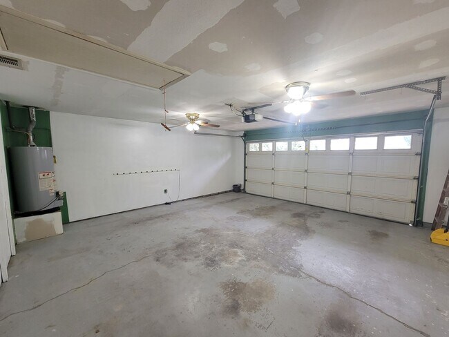 Building Photo - 2910 Pointewest Dr