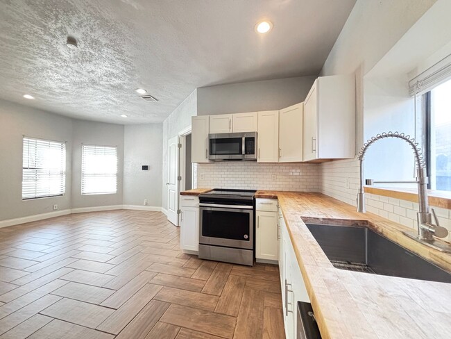 Building Photo - Updated Single Family Home with community ...