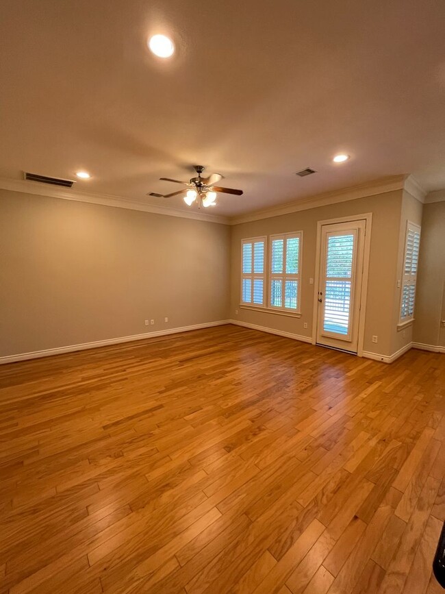 Building Photo - Wonderful 4/3.5 Townhome
