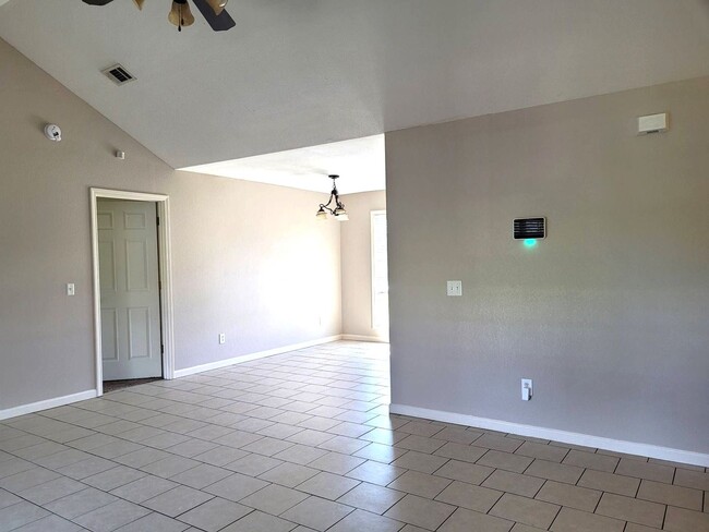 Building Photo - 3 bedroom/ 2 Bath.... Move In Ready!!!!