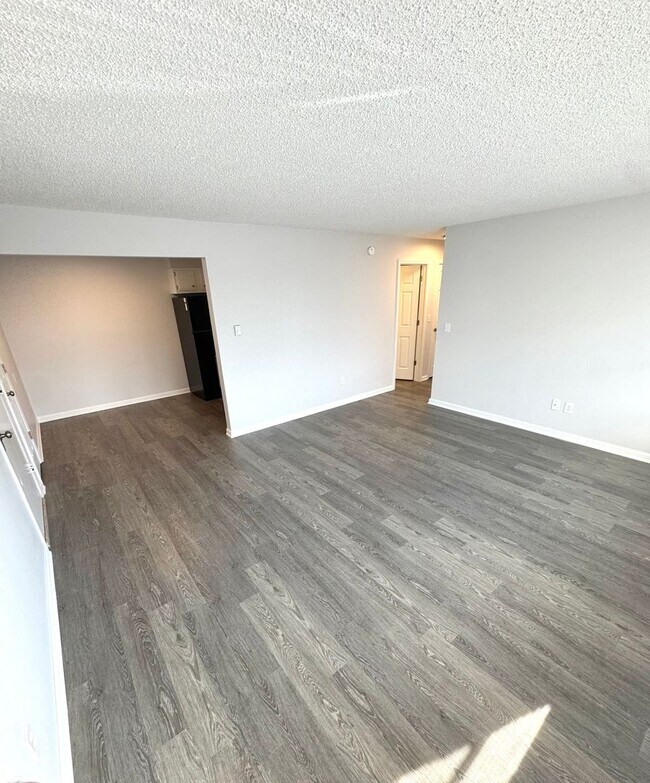 Building Photo - 2 Bedroom Apartments, Excellent Location!