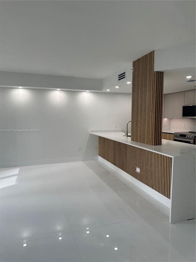 Building Photo - 701 Brickell Key Blvd