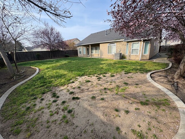 Building Photo - Spacious Tulare Home Available Now!