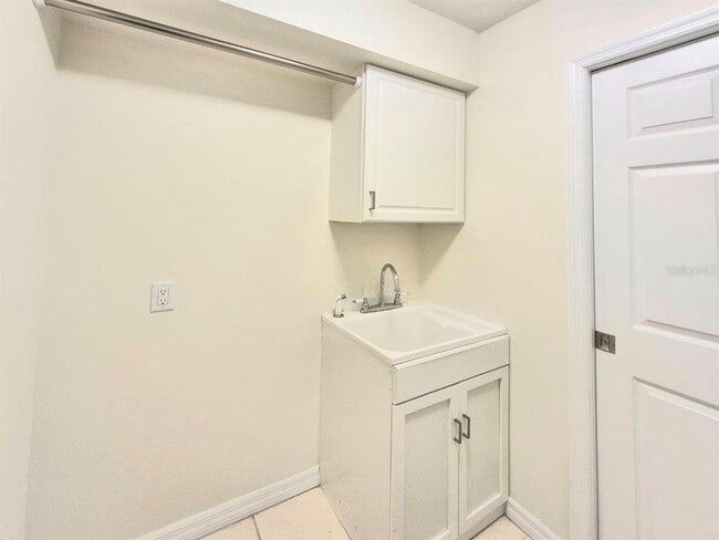 Building Photo - 2214 Green Oaks Ln