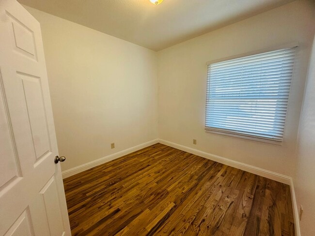 Building Photo - Come View This Perfect 2 Bedroom 1 Bath Located In the Heart of Downtown!!