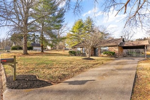 Building Photo - 1413 Willow Crossing Dr
