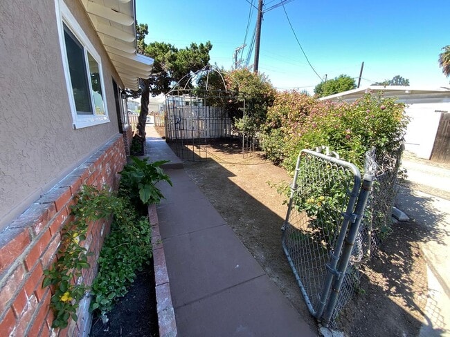 Building Photo - 3 Bedroom 1 Full Bath Remodeled Twin-Home