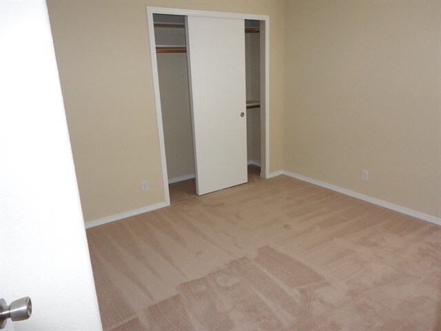 Building Photo - 624 Valley Meadows Dr