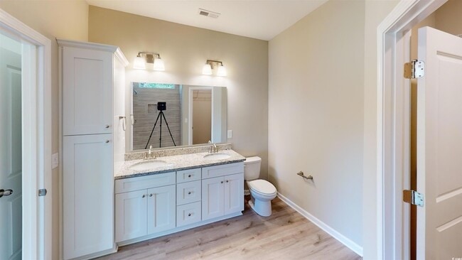 Building Photo - 14 Racquet Club Dr