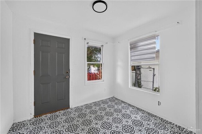 Building Photo - 18 Redwood Ave