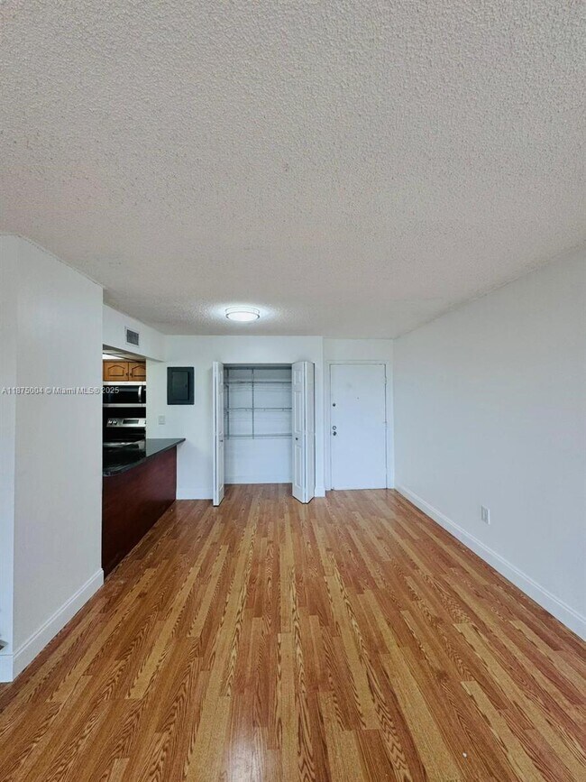 Building Photo - 870 NW 87th Ave