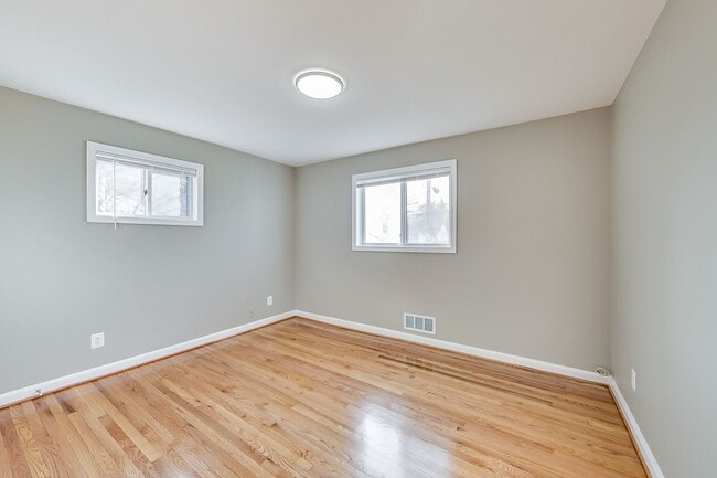 Building Photo - Spacious 3BR/2BA Rambler with Heated Sun-room and Slate Patio!