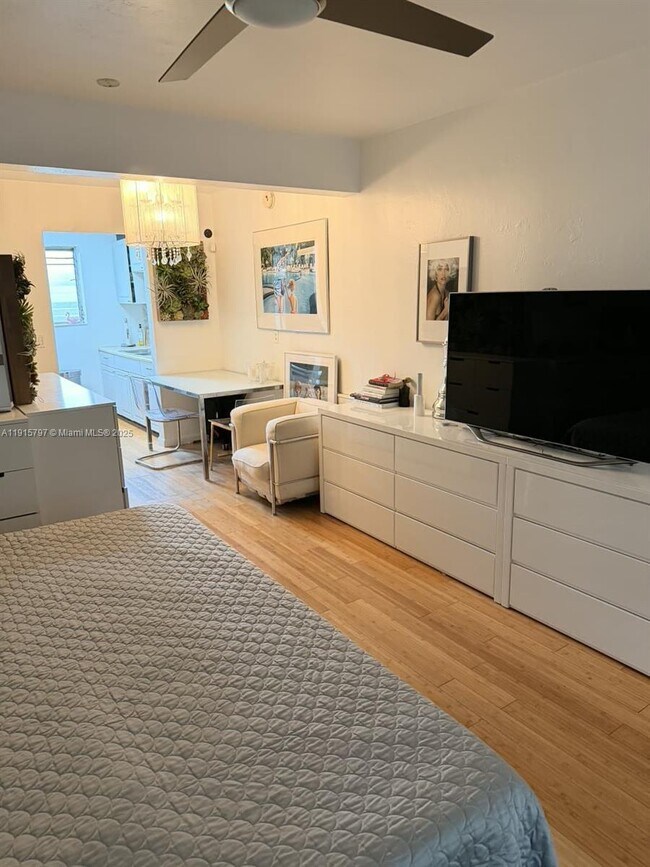 Building Photo - 101 Collins Ave